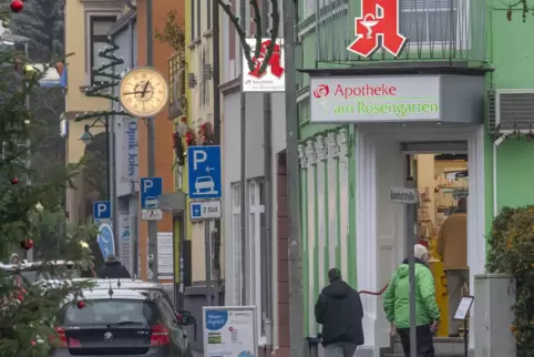 Viel Betrieb herrscht derzeit vor und in den Apotheken.
