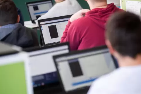Die Schulen bekommen Experten für Betrieb und Wartung von Computern und Netzwerken, verspricht die Ministerpräsidentin. 
