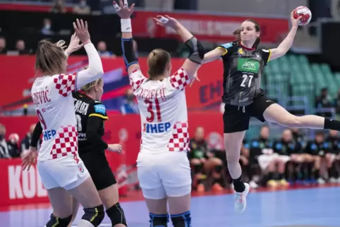 Julia Maidhof (rechts) aus Deutschland in Aktion gegen Camila Micijevic (links) und Ana Debelic aus Kroatien. 