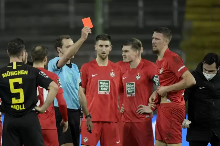 Rote Karte für FCK-Spieler Janik Bachmann. 