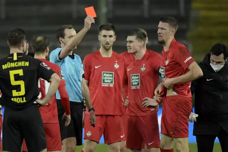 Platzverweis: Janik Bachmann (ganz rechts) vom FCK sieht Rot. 