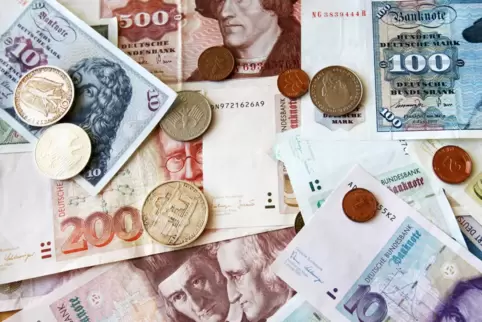 In deutschen Haushalten liegen immer noch Milliarden D-Mark-Beträge. 