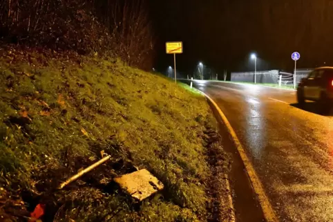 Der Unfall geschah zwischen Falkenbusch und Dellfeld. 