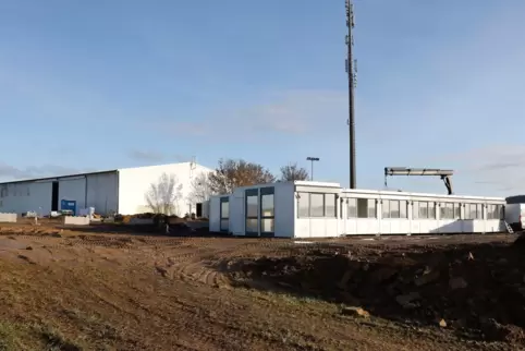 Seit Dienstag werden auf dem Gelände des Flugsportvereins Südlicher Donnersberg Container gestellt. Seit Dienstag werden auf dem Gelände des Flugsportvereins Südlicher Donnersberg Container gestellt.