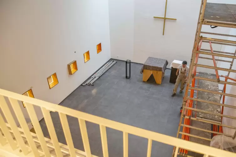 Die Kapelle ist noch nicht fertig. F&uuml;r Bewohner, die nicht gut zu Fu&szlig; sind, ist der Andachtsraum auch vom ersten Stock aus zu se