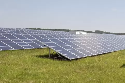 Auf einer kommunalen Fläche nahe des Gewerbegebiets von Sembach im Landkreis Kaiserslautern: eine Fotovoltaikanlage. 