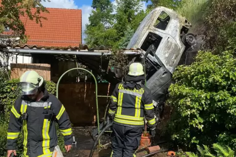 Einen Dacia soll der Angeklagte im Mai im Beckerswäldchen abgefackelt haben. 