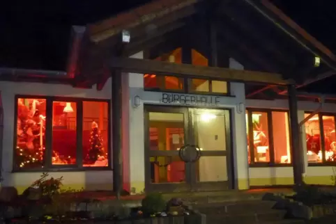 Sieben Herschberger Vereine haben die Fenster der Bürgerhalle geschmückt. 