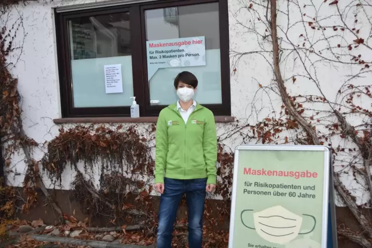 Marei Schlich trägt eine FFP2-Maske. Die Masken werden bei ihr über ein Fenster ausgegeben. So kann in der Apotheke der normale 