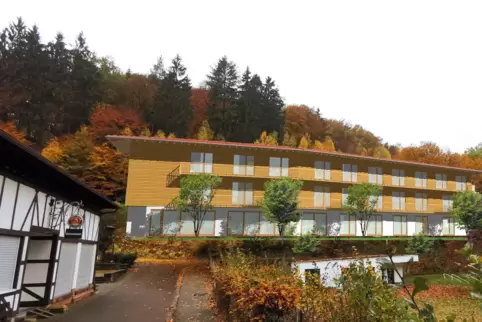So soll das Hotel am Hang oberhalb des Freibades Otterberg aussehen. Frühstück wird es dort geben, im Wallonenhof nebenan können