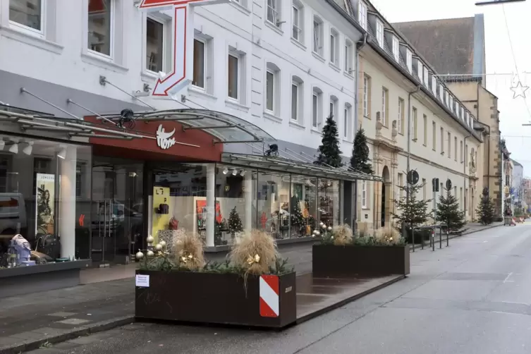 Provisorische Holzpodeste k&ouml;nnen von Gesch&auml;ften und Gastronomen genutzt werden. 