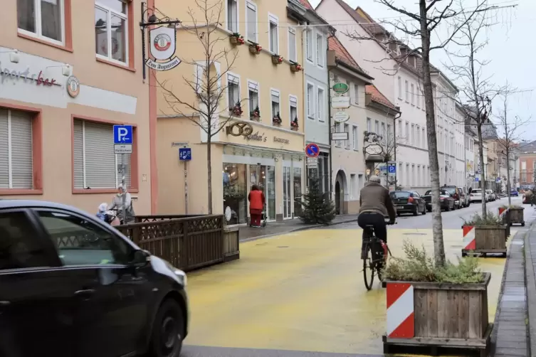 K&uuml;nftig sollen alle Kreuzungen gepflastert werden, nicht nur gelb gestrichen. 
