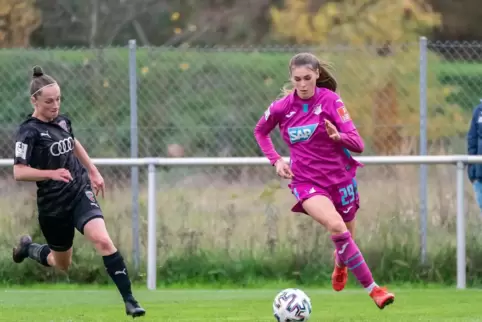 Schon etablierte Bundesligaspielerin: Jule Brand (rechts).