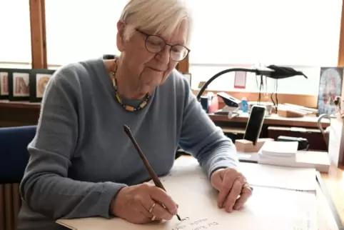 Helga Freyer an ihrem Schreibtisch in Kleinsteinhausen. 