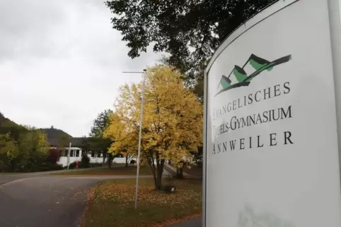 Wegen der aus Mainz angeordneten Anwesenheitspflicht sitzen aktuell noch 60 Lehrer am Trifels-Gymnasium. 
