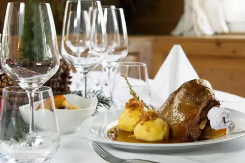 Zu Weihnachten wollen sich viele Menschen etwas Leckeres gönnen und schauen dabei nicht so genau aufs Geld. Gans gehört für manc