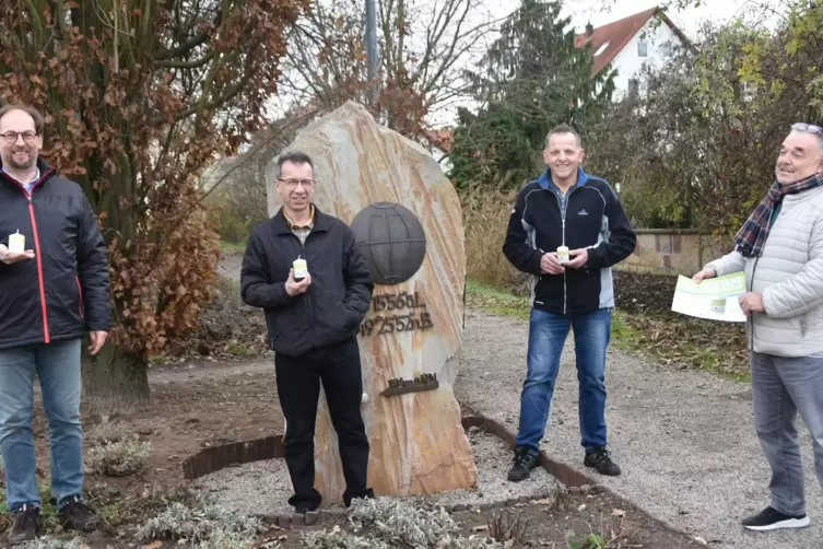 Ein Licht für Frieden und Zusammenhalt (von links): Markus Bock, Dieter Scheurer (protestantische Kirchengemeinde), Andreas Chri