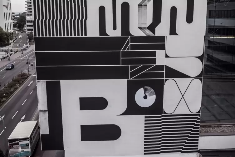 Grafisch und abstrakt: &bdquo;Moneybox&ldquo; von Parisko & Blaqk, Rheinuferstra&szlig;e.
