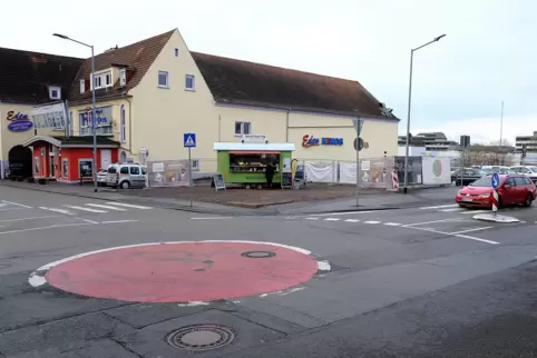 Nach dem Abriss alter Häuser neben dem Kino liegt das Eckgrundstück jetzt brach. Nach dem Abriss alter Häuser neben dem Kino liegt das Eckgrundstück jetzt brach.