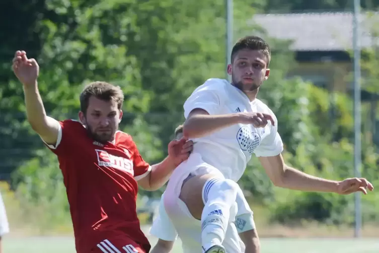 Torgef&auml;hrlicher Zehner und jetzt auch Interimscoach des TSC: Dennis Hirt (in Rot).