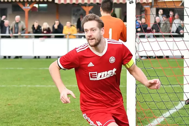 Kapit&auml;n und Verteidiger der Landesliga-Mannschaft des TSC Zweibr&uuml;cken: Tobias Sch&ouml;n. Zusammen mit Hirt bildet er ein gleichberec