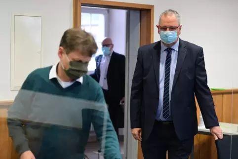 Rüdiger Schneidewind (rechts) und sein Verteidiger Joachim Giring. Im Hintergrund in der Mitte Oberstaatsanwalt Peter Thome. 