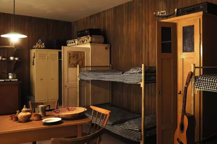 So war in den 1950er-Jahren ein Zimmer in einem Wohnheim für italienische Gastarbeiter in Bayern möbliert. Nachgebildet wurde es