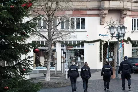 Die Corona-Streife auf dem Marktplatz. Die Corona-Streife auf dem Marktplatz.