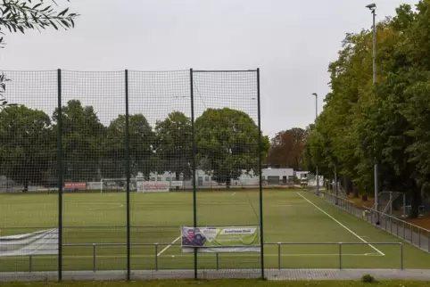 Nur gucken, nicht drauf spielen: Der Kunstrasenplatz an der Frankenstraße war im Sommer mal wieder gesperrt.