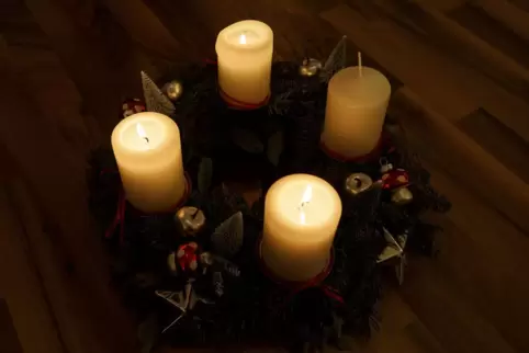 Weil 1038 festgelegt wurde, wie viele Sonntage der christliche Advent hat, wird morgen die vierte Kerze angezündet.