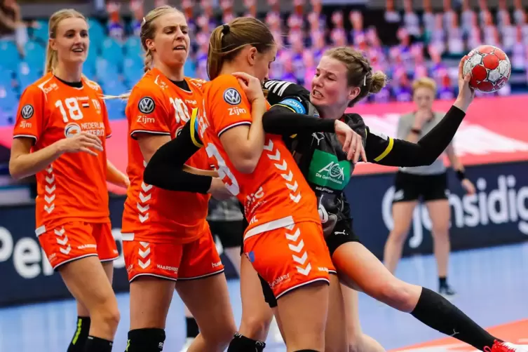 So schlitzohrige Aktionen mag sie: Im Hauptrundenspiel gegen den amtierenden Weltmeister Niederlande (mit von links in Orange Ke