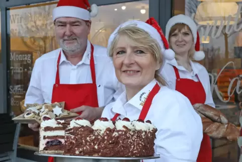 Er lernt auch von seinen Mädels noch, sagt Franz Meister, hier mit Inge Rauchstein und Elfi Schragner. Im ganzen Team gibt es nu