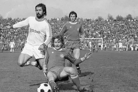Walter Frosch, hier gegen Gerd Müller vom FC Bayern München (links), war ein harter Spieler. Er ging kompromisslos und resolut z