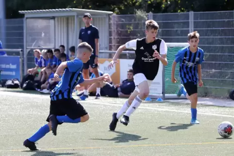 Um sie geht es: Nachwuchsfußballer des JFV Ganerb, hier in schwarz im C-Jugend-Spiel gegen Speyer. 