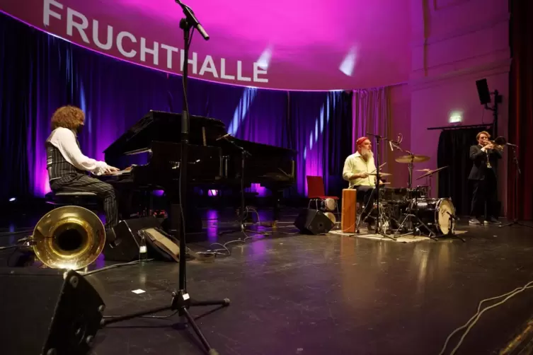„Livestream“ aus der Fruchthalle: Roland Vanecek, Erwin Ditzner und Bernhard Vanecek.