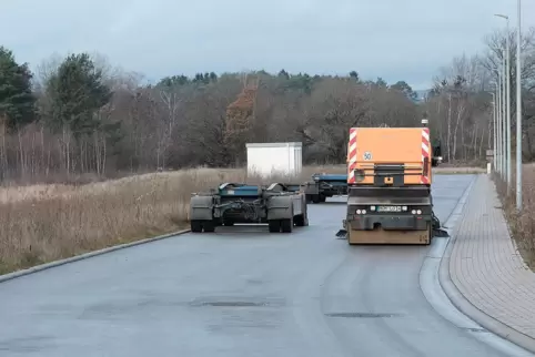 Diese Straße ins Nichts wurde unter dubiosen Umständen ausgebaut. Städtische Fahrzeuge haben sie am Donnerstag saubergemacht. Diese Straße ins Nichts wurde unter dubiosen Umständen ausgebaut. Städtische Fahrzeuge haben sie am Donnerstag saubergemacht.