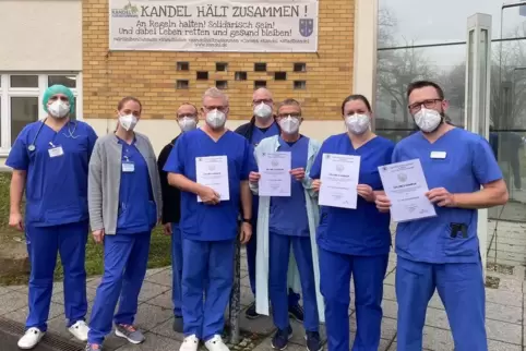 Für ihr Engagement bekamen Pflegekräfte und Ärzte unter Leitung der Chefärzte Jörg Stypmann (Ärztlicher Direktor, Chefarzt der K