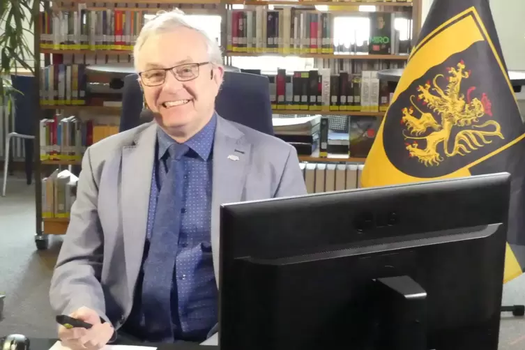 Der Bezirkstagschef Theo Wieder hat bei der ersten Videokonferenz des pfälzischen Parlamentes die Regie von der Pfalzbibliothek 