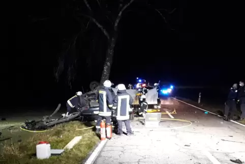 Das Auto war auf der Kreisstraße oberhalb von Dellfeld und Contwig gegen einen Baum geprallt. 