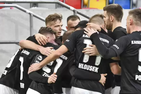 Endlich Freude: Die Profis des FCK bejubeln das Tor, das Marlon Ritter (ganz links) zum 2:0 erzielt hat.