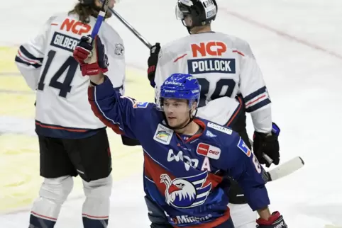 Das erste Saisontor der Adler: Tommi Huhtala bejubelt’s. 