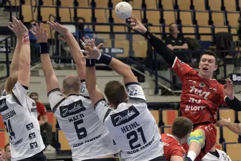 Azat Valiullin (rechts) war ein Aktivposten im Team der Eulen Ludwigshafen. Seine sieben Tore aber halfen wenig gegen Flensburg.