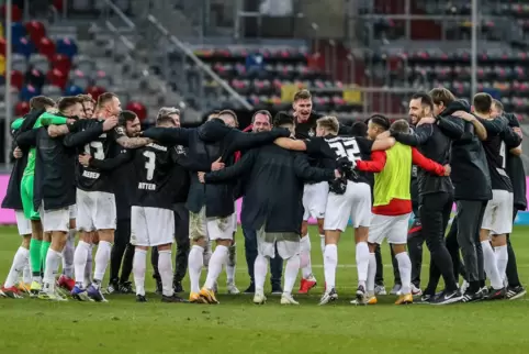 Seltenes Bild in dieser Saison: Team und Betreuerstab des FCK feiern gemeinsam einen Sieg. 