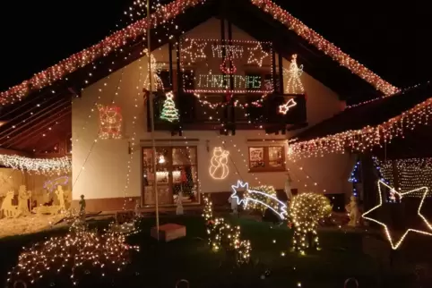 Eine strahlende Glitzerwelt: Rund 130.000 Lichter hat Thomas Illy an, auf und in seinem Haus in der Winnweilerer Industriestraße Eine strahlende Glitzerwelt: Rund 130.000 Lichter hat Thomas Illy an, auf und in seinem Haus in der Winnweilerer Industriestraße