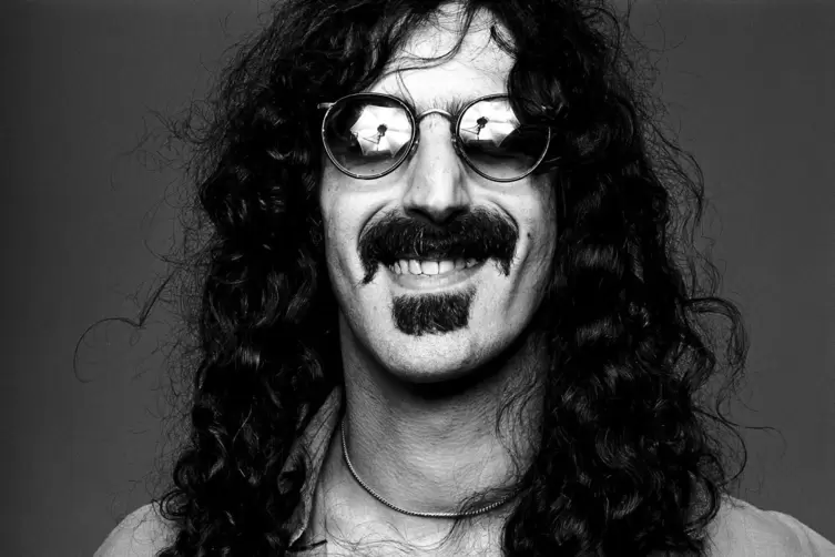 Tagsüber schlafen, nachts leuchten: Frank Zappa 1976. 