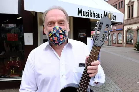 Karl-Heinz Müller vom gleichnamigen Musikhaus liefert Waren aus. 
