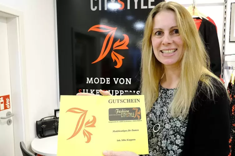 Silke Kuppens bringt Kunden bestellte Gutscheine nach Hause