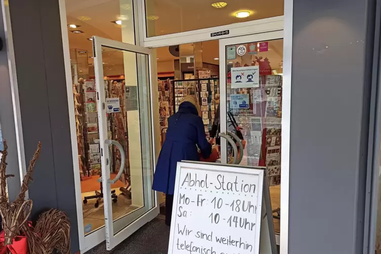 Margarte Palz holt bei Thalia bestellte B&uuml;cher ab