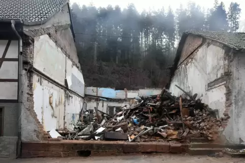 Bauschutt erinnert immer noch an das 2015 abgebrannte und im November eingestürzte Gebäude.