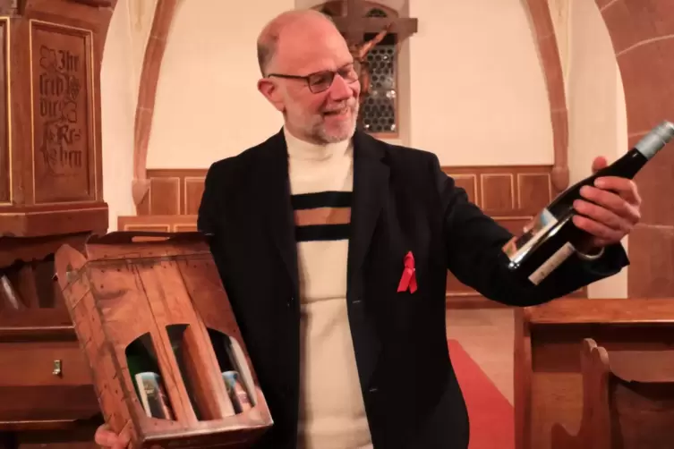 Pfarrer Sascha Weber freut sich über die Kirchenwein-Kollektion, die helfen soll, die Sanierung der Martinskirche zu finanzieren